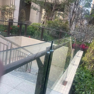 戶(hù)外臺(tái)階護(hù)欄定做
